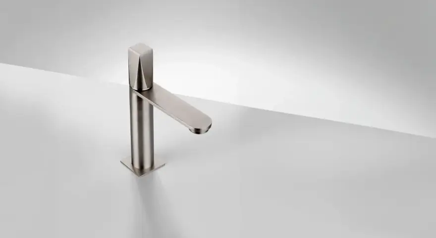 Rubinetto moderno in acciaio spazzolato, un esempio di design Frattini rubinetteria, con linee pulite e geometriche.