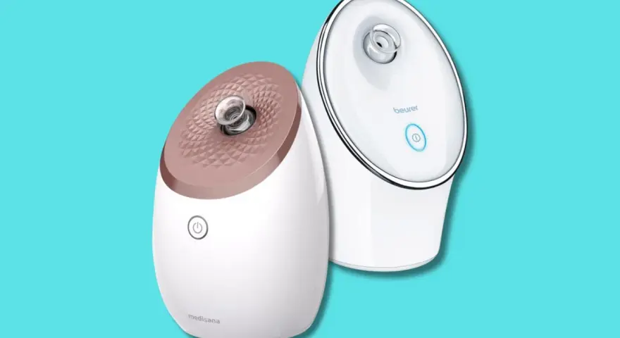 Due vaporizzatori facciali, uno Medisana e uno Beurer, su sfondo azzurro. Utili per la cura della pelle, ma attenzione alle sauna facciale controindicazioni.