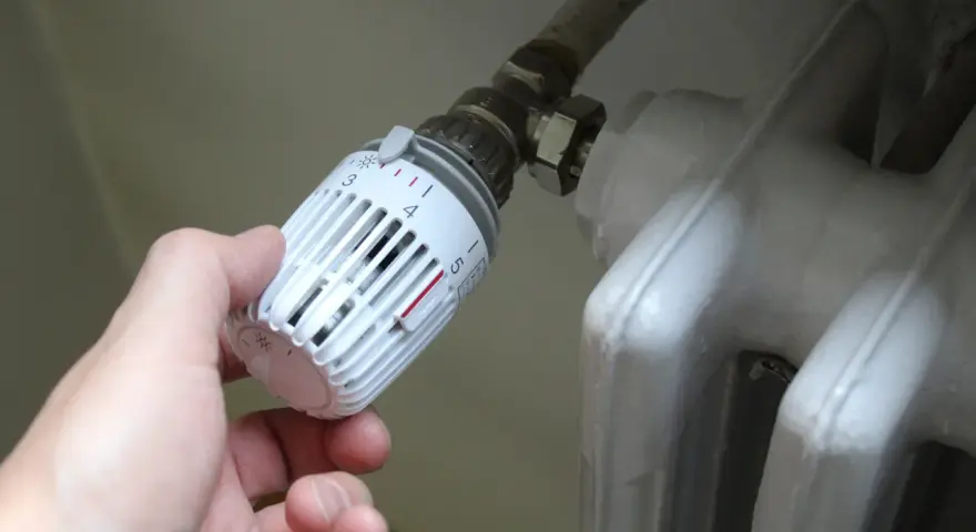 Regolazione della temperatura del termosifone. Le valvole termostatiche controllano il flusso d'acqua per mantenere la temperatura desiderata.