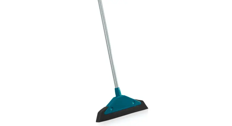 Manico grigio con spazzola angolare turchese, pronta per scopare per terra e rendere tutto splendente.