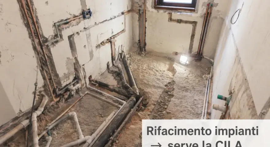 Bagno in ristrutturazione: tubature a vista per la sostituzione. Manutenzione straordinaria in corso, serve la CILA.