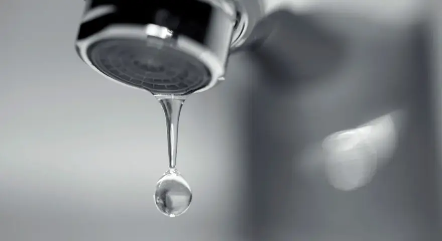 Un rubinetto che gocciola, una goccia d'acqua sospesa nell'aria, un piccolo tesoro che cade.