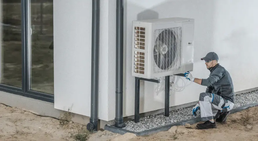 Installazione pompa di calore per 150 mq: tecnico verifica unità esterna. Costo e efficienza energetica.