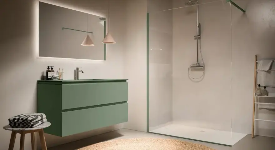 Bagno moderno con mobile sospeso verde acqua, specchio illuminato e doccia walk-in con pannelli in vetro, eleganti soluzioni doccia senza box.