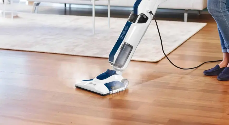 Pulizia parquet con scopa a vapore. Il parquet risplende dopo il passaggio, senza sforzo.