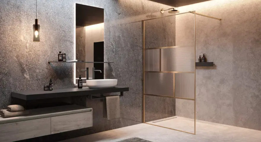 Bagno moderno con lavabo sospeso, specchio illuminato e una doccia o aperta o chiusa con pannelli in vetro rigato e telaio dorato.