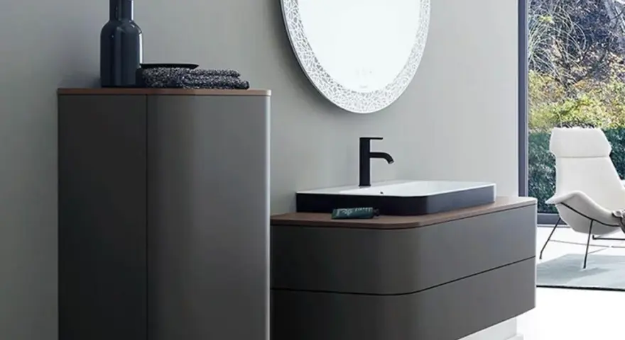 Bagno moderno con lavabo e rubinetteria nera. Scopri come pulire rubinetteria nera per mantenerla splendente.
