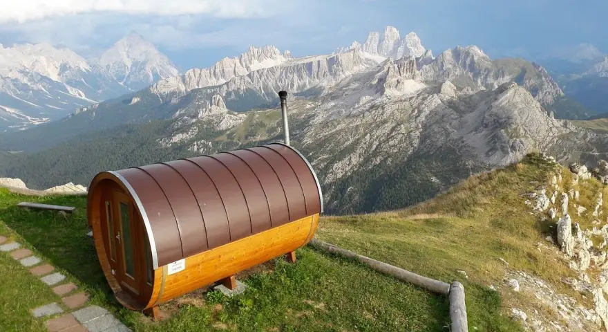 Sauna a botte in montagna, con vista sulle vette. Ideale per un momento di relax, anche in gravidanza.