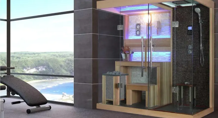 Moderna doccia svedese con sauna e zona doccia, con vista panoramica su un paesaggio verdeggiante e sul mare.