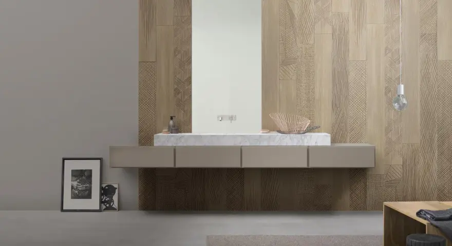Bagno moderno con lavabo in marmo e specchio, su una parete rivestita con un elegante parquet a parete decorato con motivi geometrici.