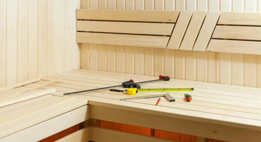 Strumenti da falegname su una panca in legno, pronti per costruire una sauna svedese.