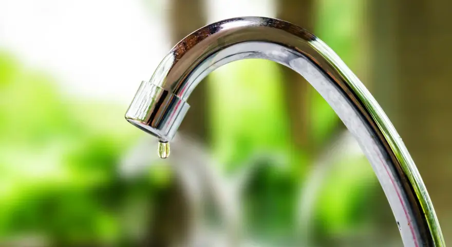 Goccia d'acqua cade dal rubinetto della cucina, segno che la guarnizione rubinetto cucina perde dalla canna.