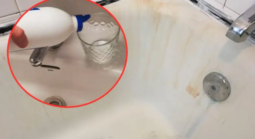Un bicchiere viene riempito con un liquido da una bottiglia bianca, un passo per imparare come pulire la vasca da bagno macchiata.