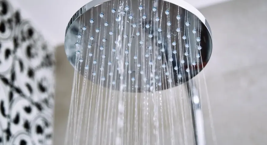 Soffione doccia cromato con getti d'acqua. Un esempio pratico su come pulire soffione doccia per un flusso ottimale.