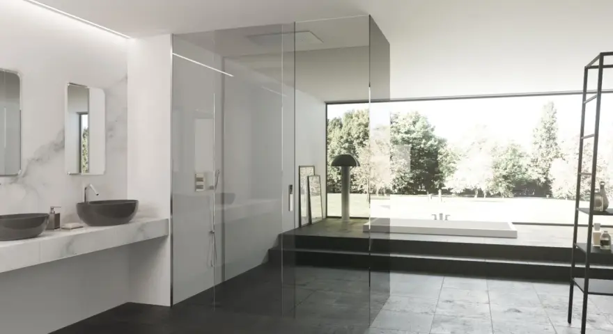 Bagno moderno con doccia a filo pavimento e vasca panoramica. Per un'esperienza rilassante, scopri come usare i sali da bagno nella doccia.