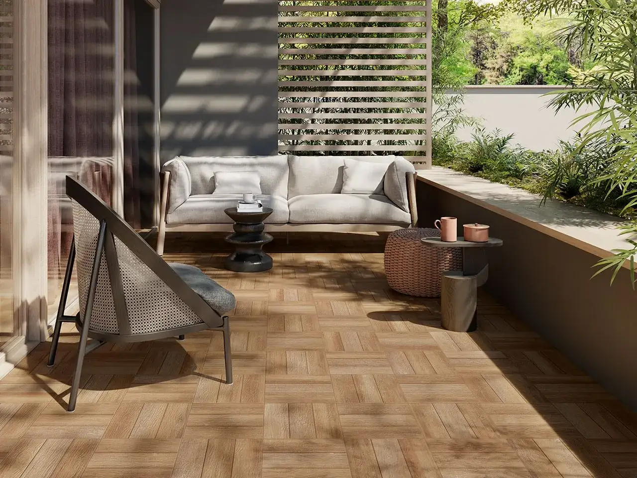 Un terrazzo accogliente con divano, poltrona e tavolini, su un elegante pavimento in legno che sembra il miglior pavimento per terrazzo.