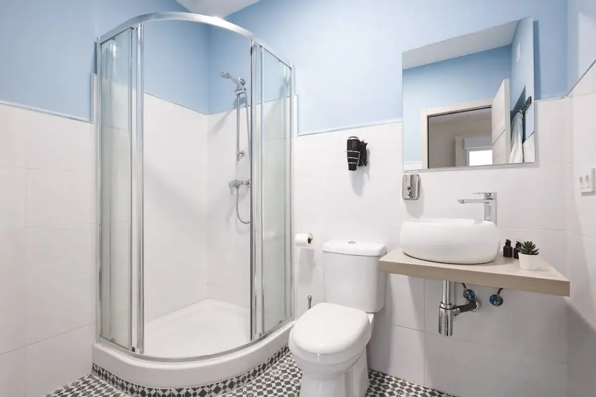 Bagno moderno con box doccia, WC e lavabo. Ideale per chi cerca soluzioni per la detrazione fiscale.
