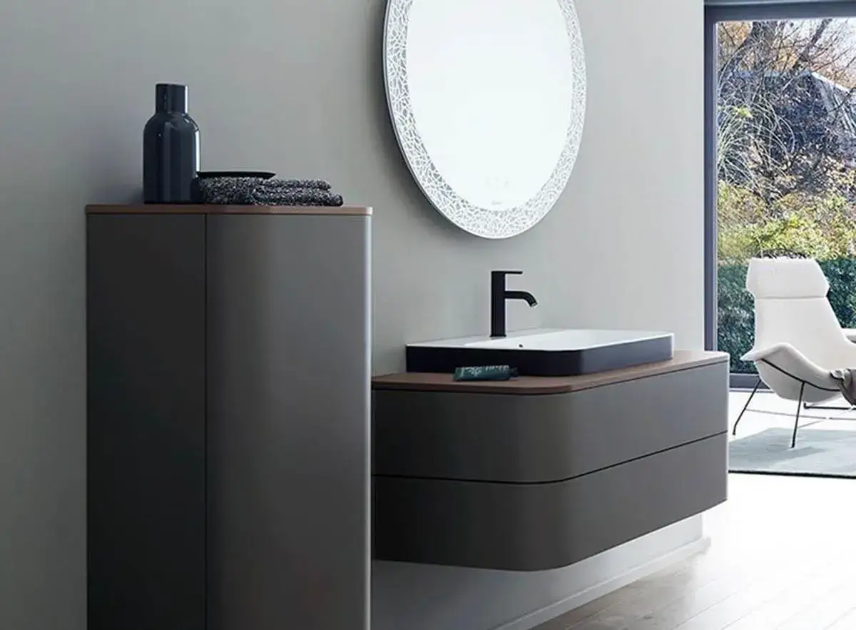 Bagno moderno con rubinetteria nera: stile e praticit&agrave;. Valutare rubinetteria bagno nera pro e contro per un look audace.