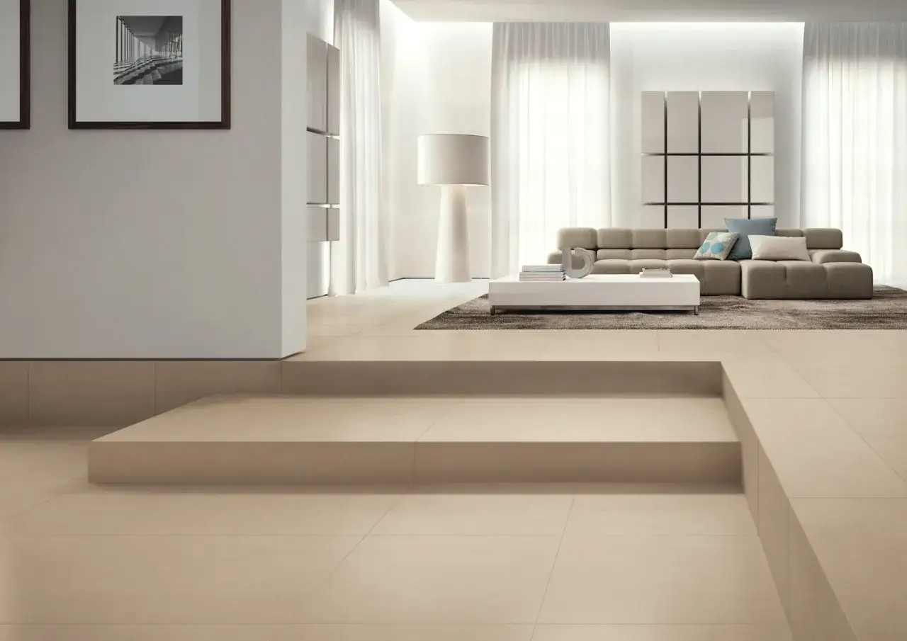 Un elegante soggiorno moderno con pavimenti in kerlite cotto d'este, divano componibile e tavolino bianco.