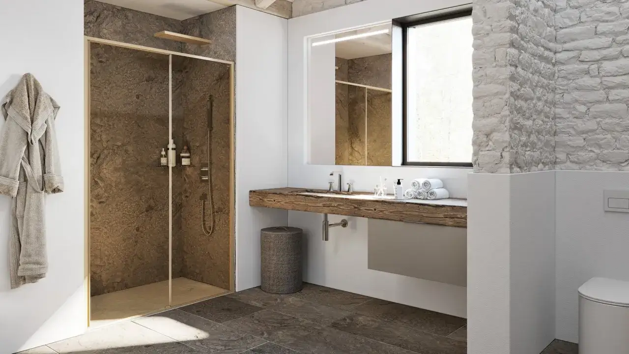 Bagno moderno con doccia nel muro effetto pietra, lavabo in legno grezzo e accappatoio appeso.