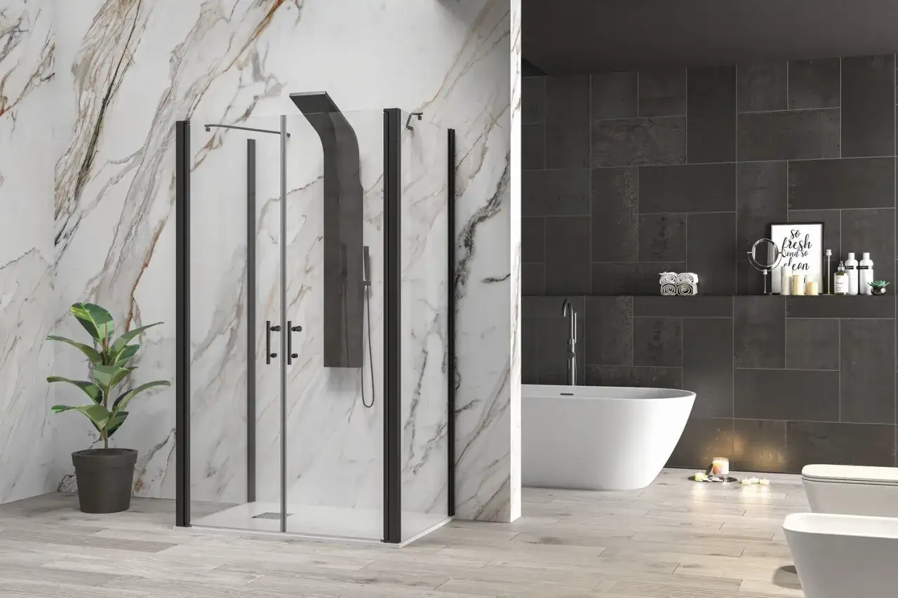 Elegante doccia moderna a pavimento con pannelli in vetro e profili neri, inserita in un bagno di lusso con vasca e finiture in marmo.