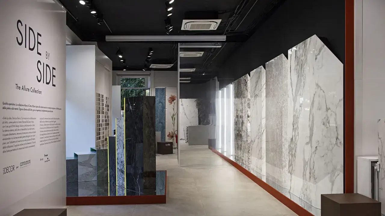 Showroom con lastre di marmo e design, esposizione di rivenditori Cotto d'Este.