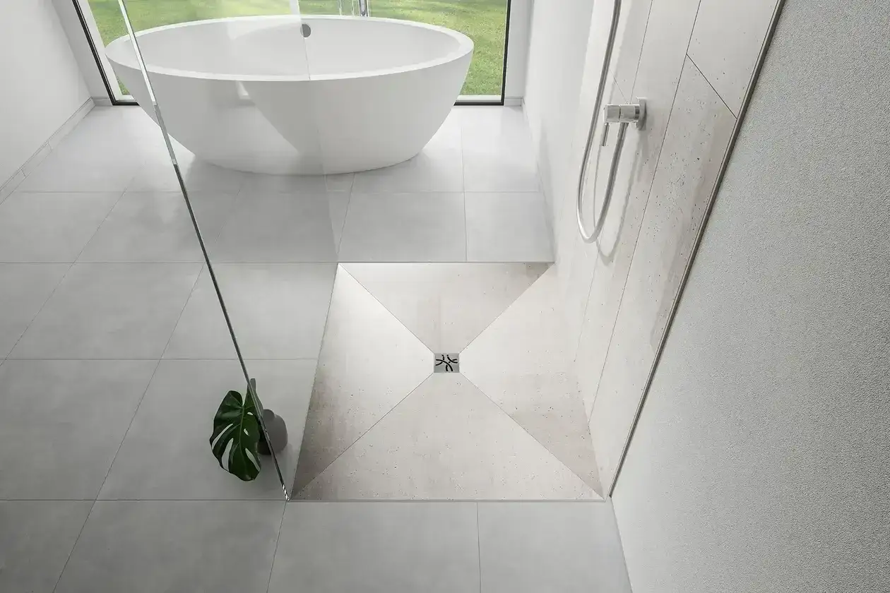 Bagno moderno con vasca freestanding e doccia senza piatto, impermeabilizzazione a vista con scarico centrale.