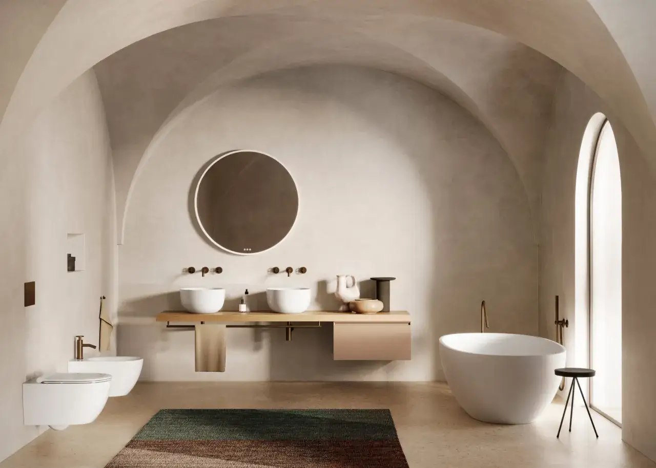 Bagno moderno con vasca ovale, doppio lavabo in ceramica globo e bidet sospeso. Archi in stile romanico.