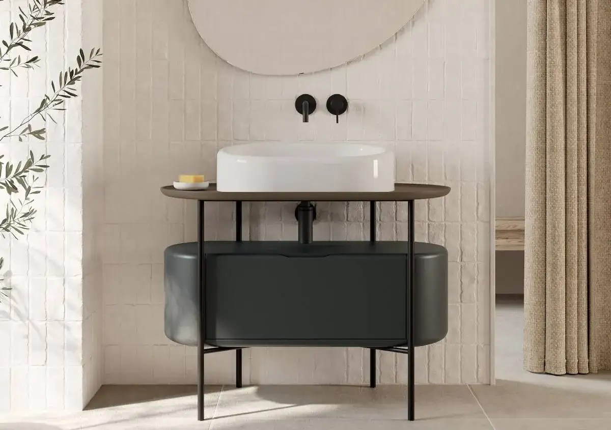Mobiletto bagno con lavandini globo bianco, rubinetteria nera e un'elegante tenda beige.