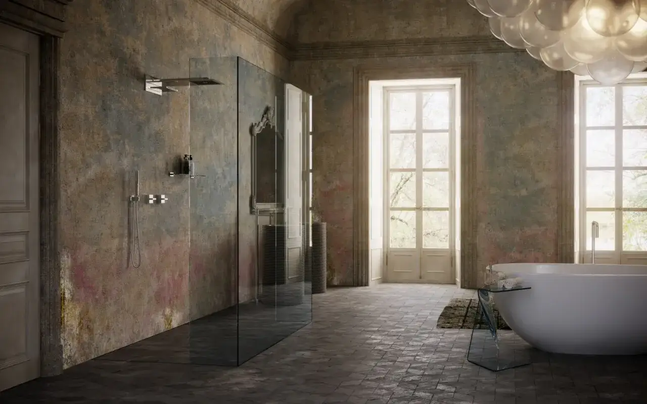 Bagno con doccia moderna in vetro, vasca freestanding e pareti dall'effetto anticato.