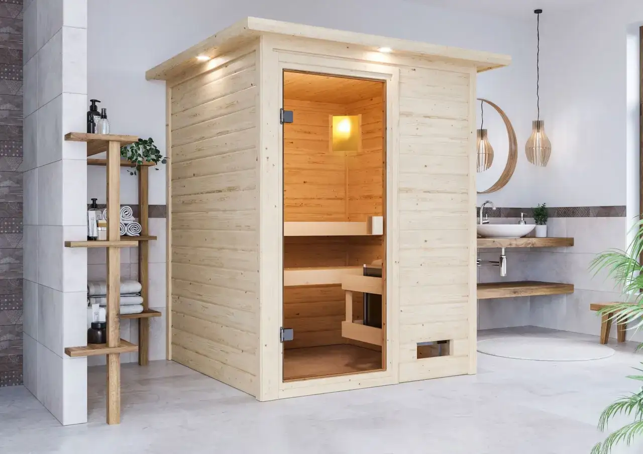 Interno di una sauna in legno, con panche e luce soffusa. Ideale per un relax a 90 gradi.