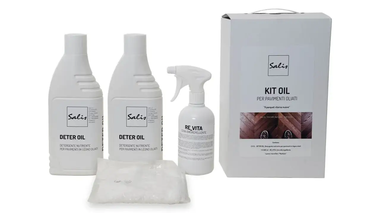 Kit per la pulizia del parquet oliato: due flaconi di Deter Oil, uno spray Re-Vita e un panno. Come pulire il parquet oliato &egrave; semplice con questo set.
