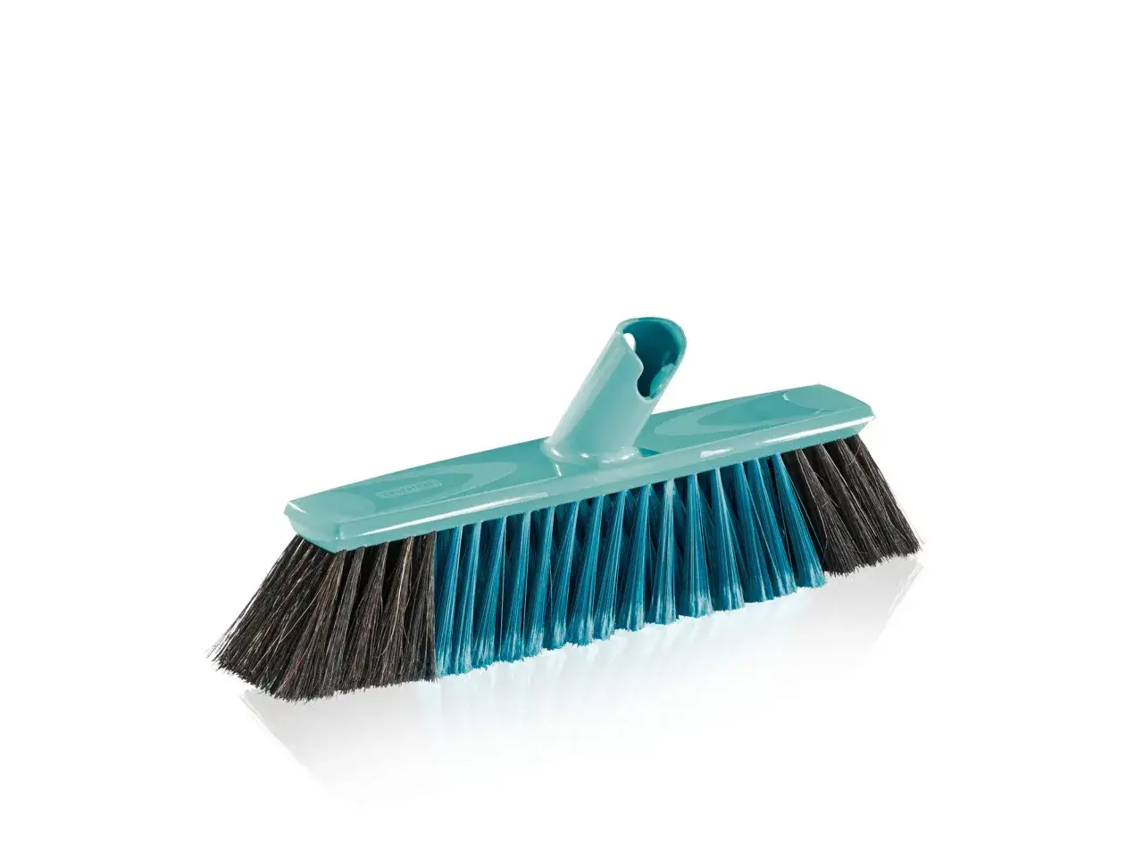 Una scopa con setole blu e nere, pronta per scopare per terra e lasciare tutto pulito.