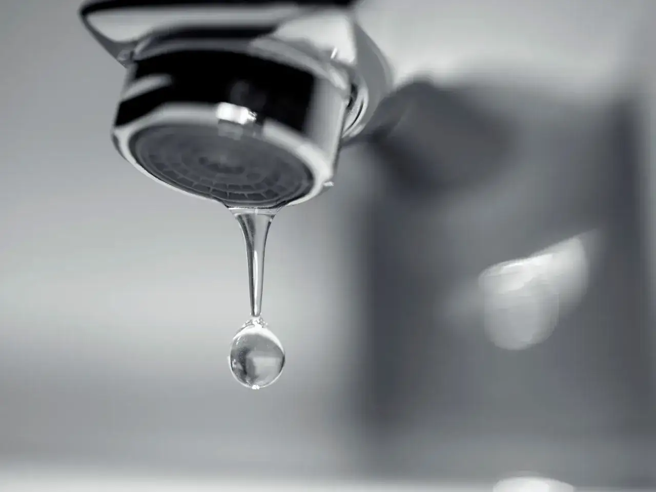 Un rubinetto che gocciola, una goccia d'acqua sospesa nell'aria, un piccolo tesoro che cade.