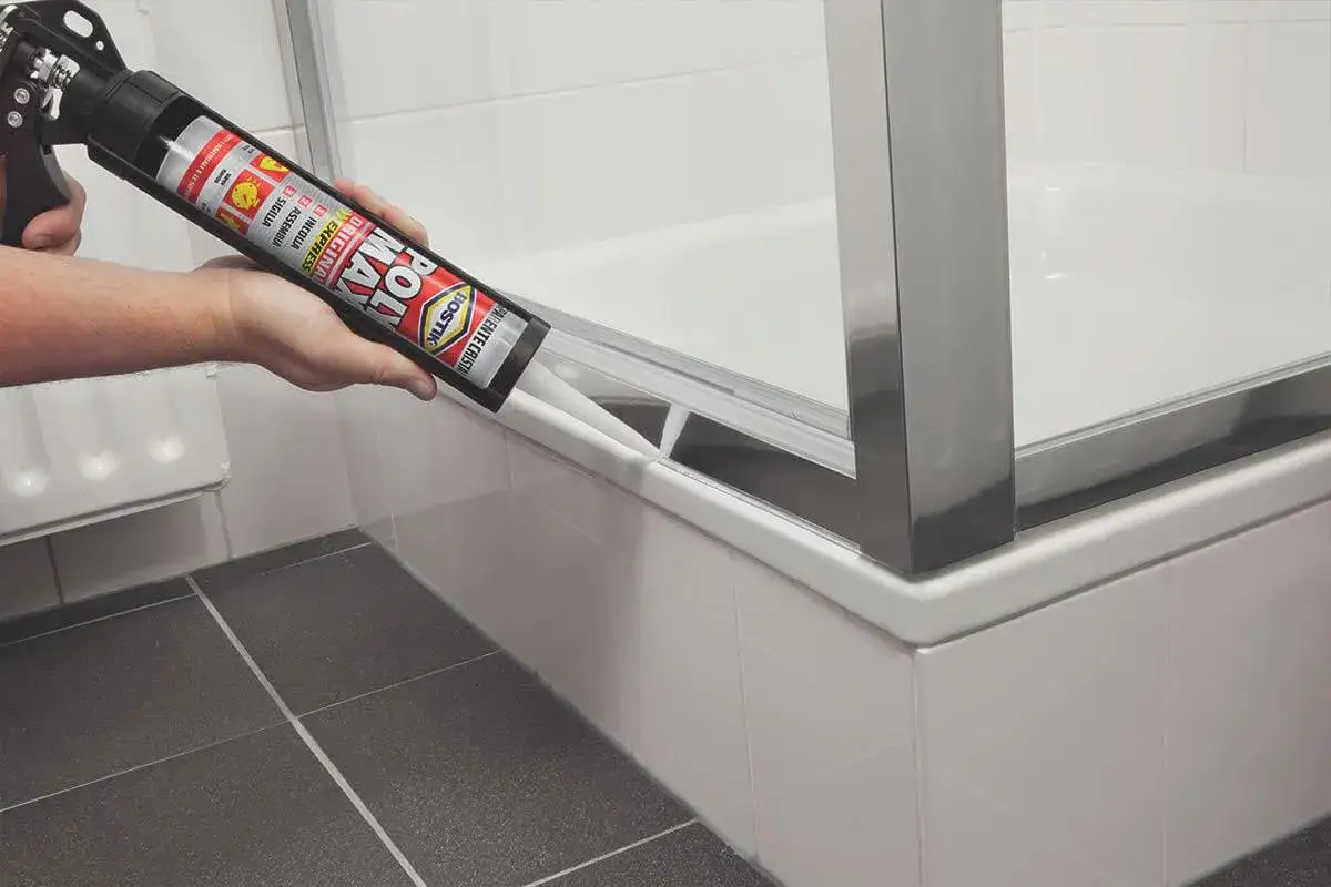Applicazione di silicone per sigillare il piatto doccia, garantendo un ambiente bagno a prova di perdite.