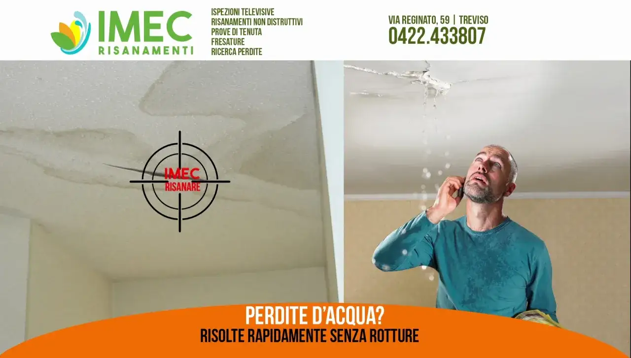 Uomo preoccupato sotto un soffitto che gocciola. Il rubinetto perde acqua da sopra, causando macchie e danni. Immagine pubblicitaria per servizi di risanamento perdite.
