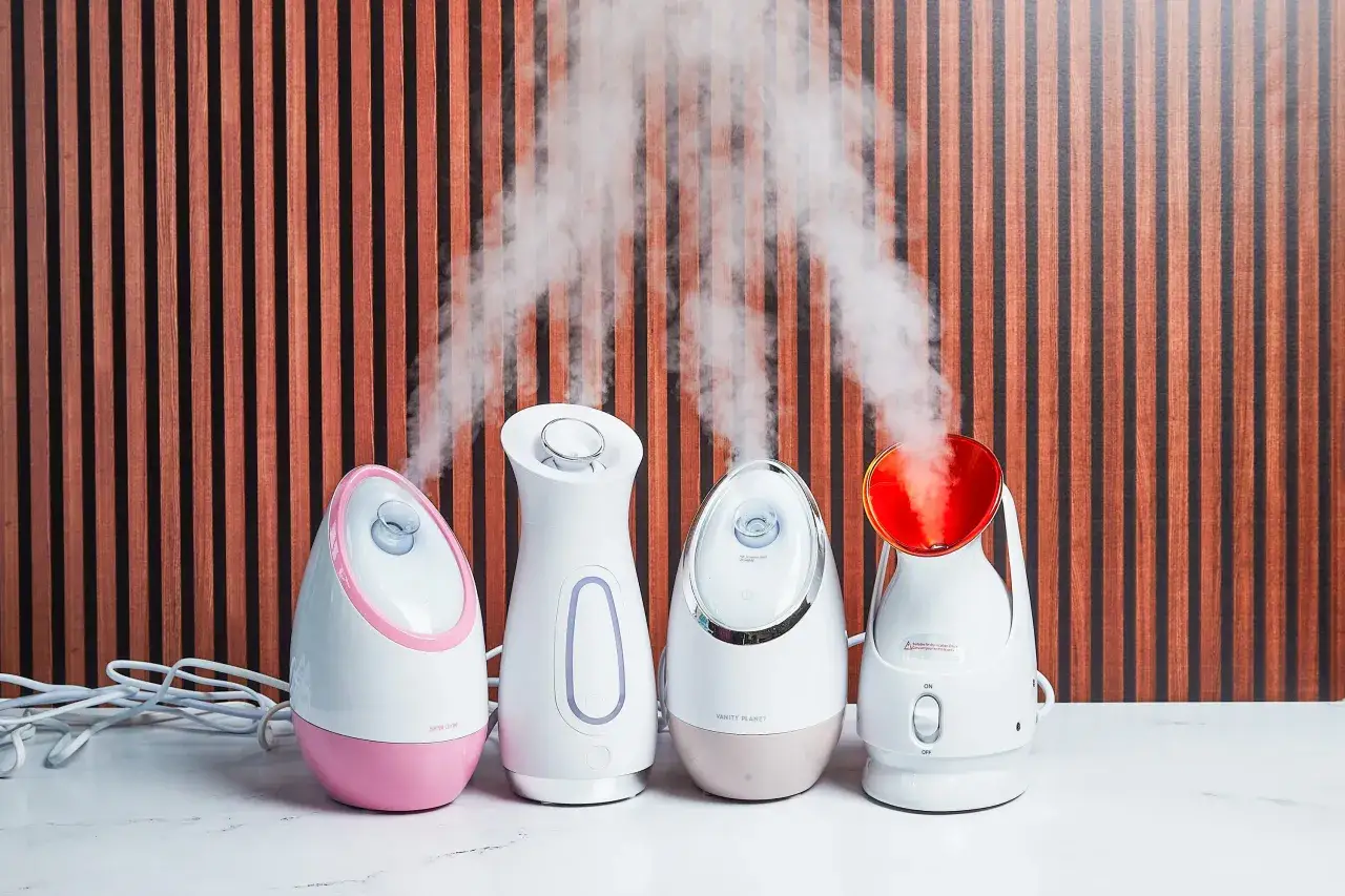 Quattro vaporizzatori facciali emettono vapore. Prima di usarne uno, informati sulle controindicazioni della sauna facciale.