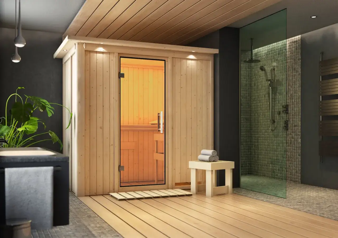 Una moderna sauna casalinga in legno con doccia annessa, perfetta per il relax.