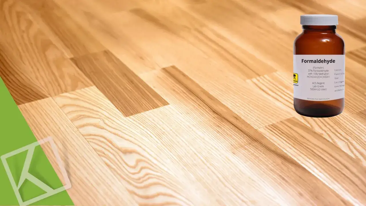 Flacone di formaldeide su pavimento in laminato. Il laminato pu&ograve; rilasciare sostanze tossiche, come la formaldeide, dannose per la salute.
