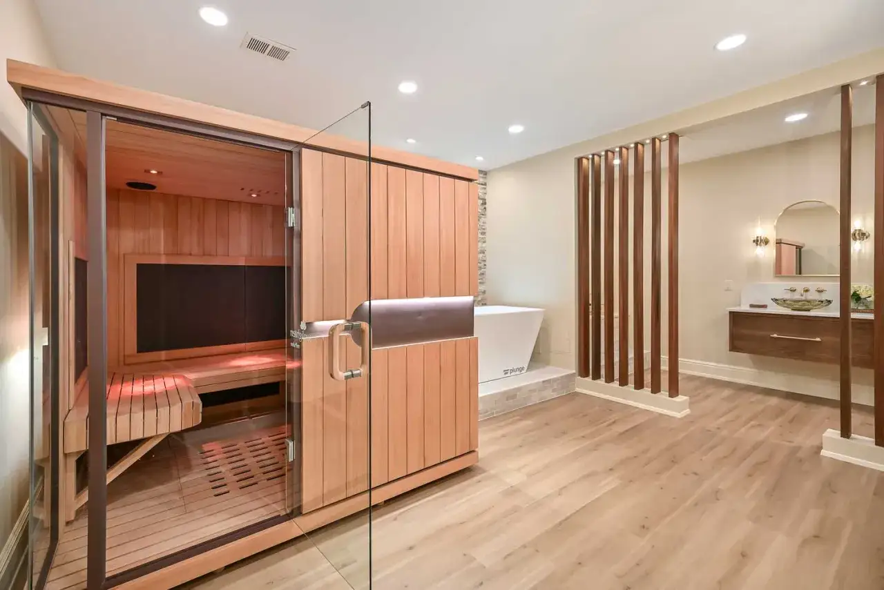 Bagno moderno con sauna infrarossi benefici, vasca e lavabo di design.