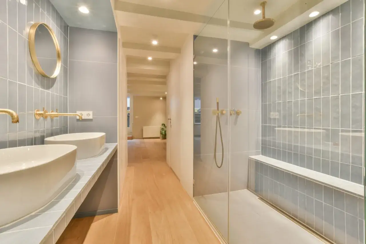 Bagno moderno con doppio lavabo e doccia con seduta integrata, per sapere come realizzare una seduta nella doccia.