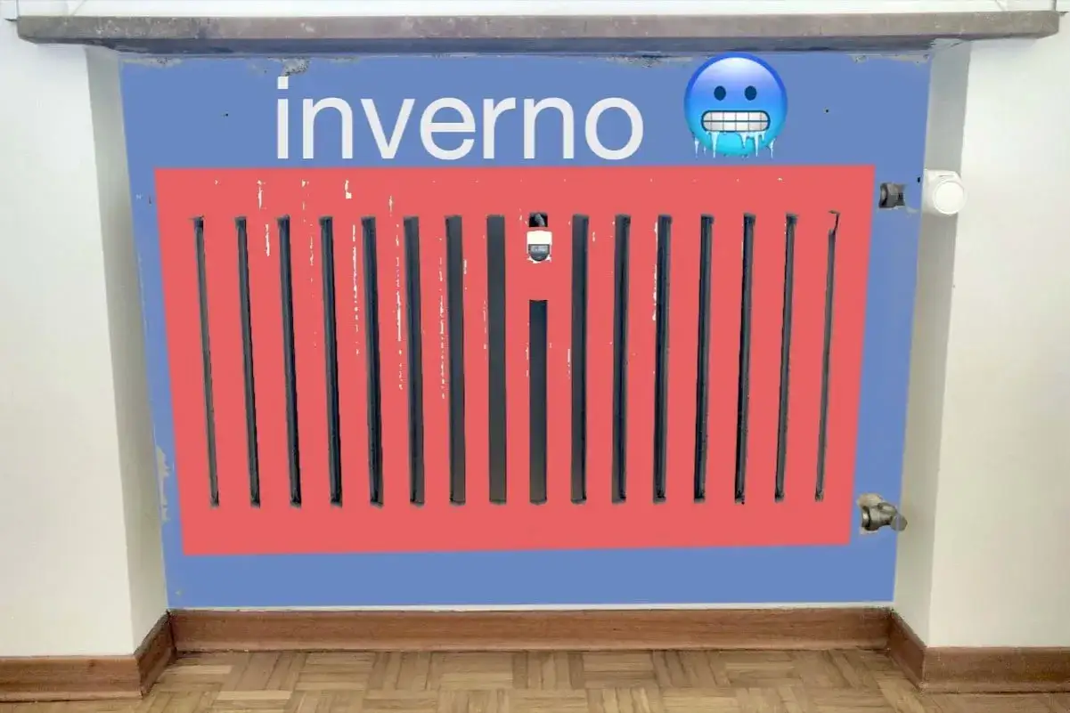 Termosifoni in nicchia o no? L'inverno è arrivato, ma questo radiatore rosso sembra congelato.