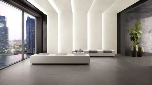 Interno moderno con pavimenti in kerlite cotto d'este, divani minimalisti e vista panoramica su una città illuminata.