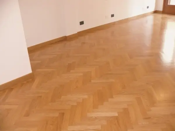 Parquet verniciato ad acqua con finitura lucida, posato a spina di pesce. Ottime opinioni per questo pavimento in legno.